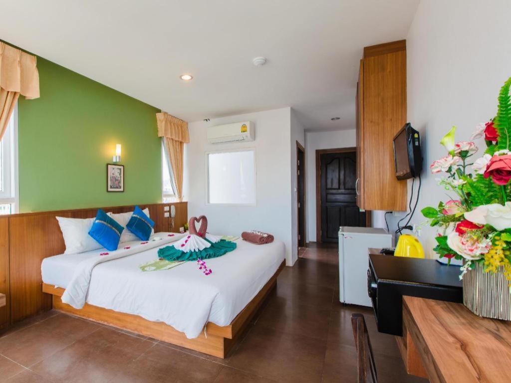 Hotel Azure Bangla Phuket Patong Exterior foto